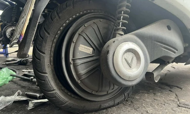 Cận cảnh bánh xe điện bị mòn hoặc giảm xóc đang được bôi dầu